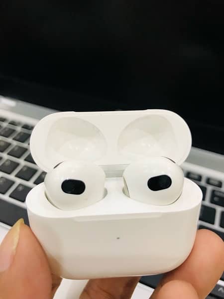 Apple Airpods 3 lush Condition 2