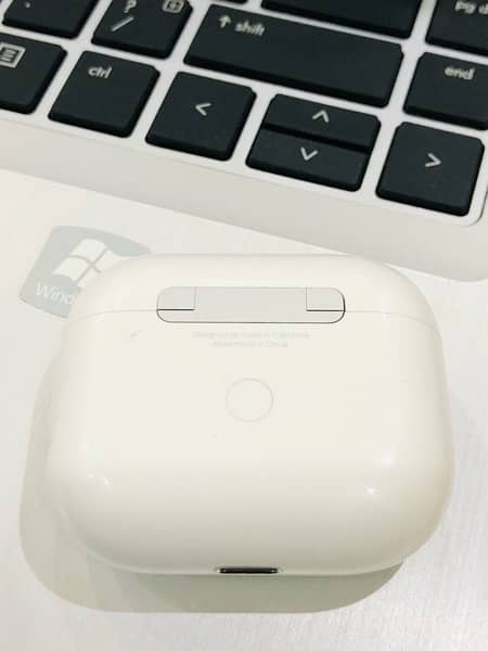 Apple Airpods 3 lush Condition 4