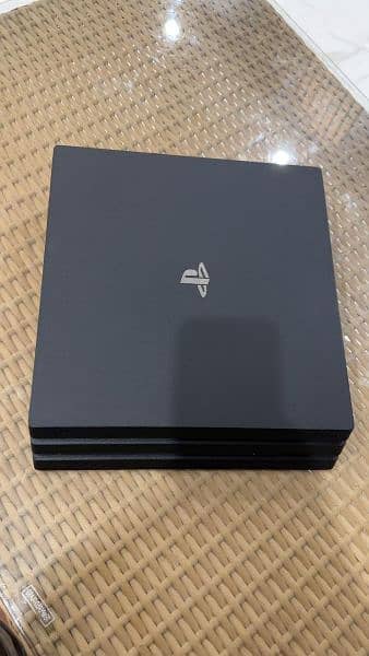 PS 4 Pro 1TB with 5cds 1