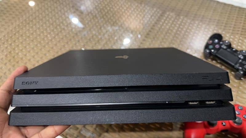 PS 4 Pro 1TB with 5cds 5