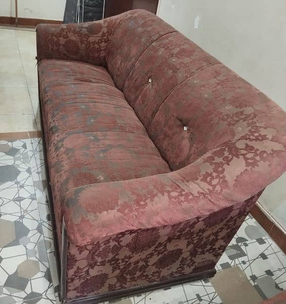 I am selling sofa set in good condition 0