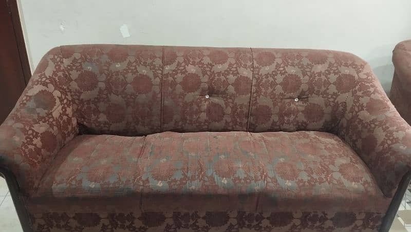 I am selling sofa set in good condition 1