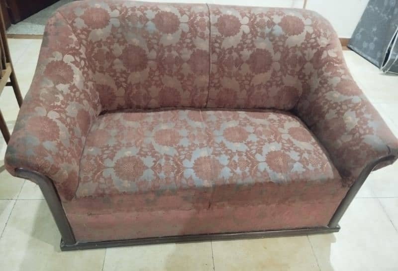 I am selling sofa set in good condition 3