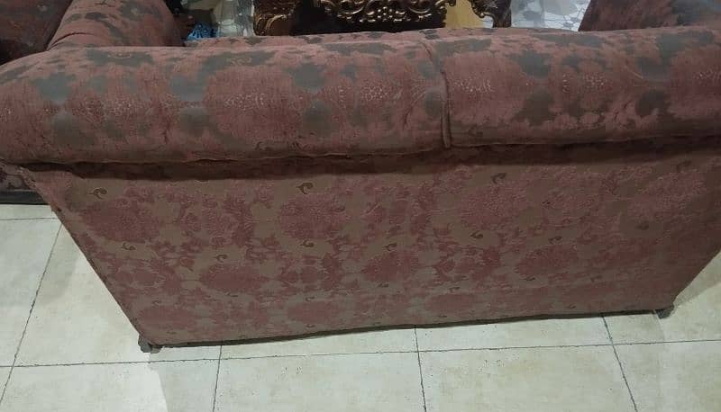 I am selling sofa set in good condition 4