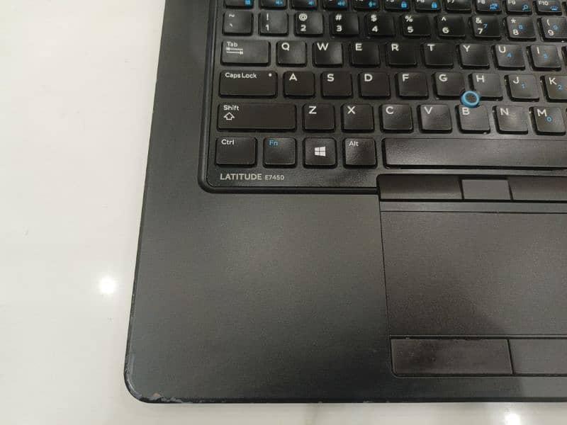 Latitude E7450 i7 , 5 generation 8gb ram ,250gb SSD, Intel Graphics 10