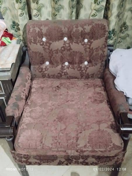 I am selling sofa set in good condition 1