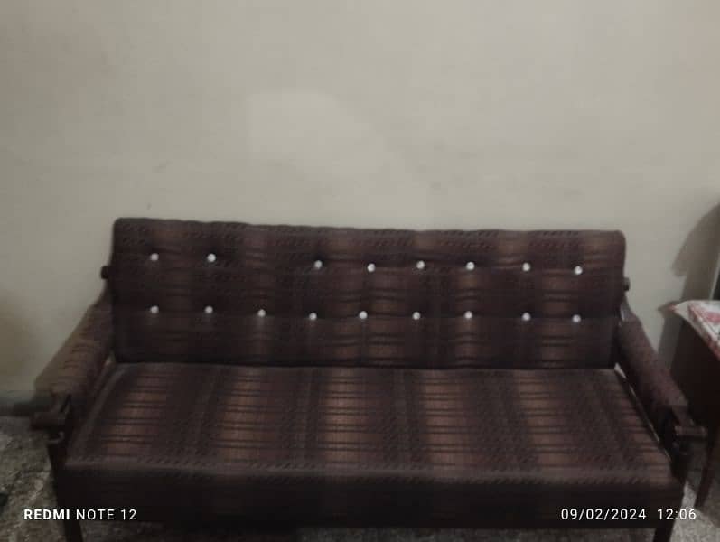 I am selling sofa set in good condition 2