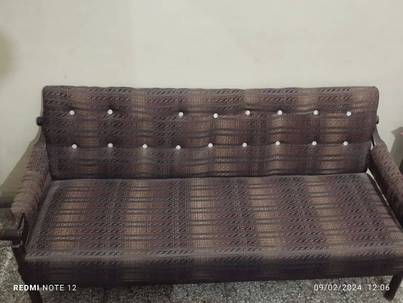 I am selling sofa set in good condition 3