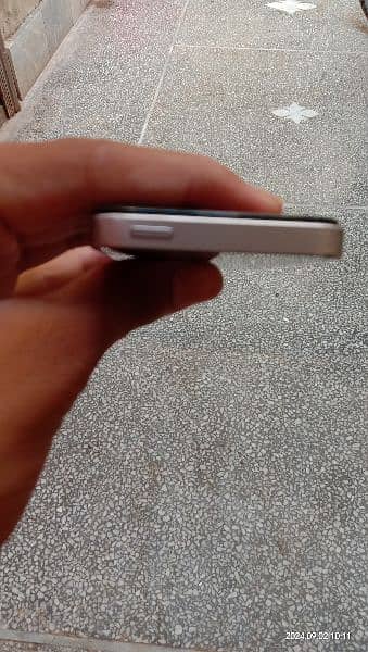 IPhone SE 32GB  grey colour 4