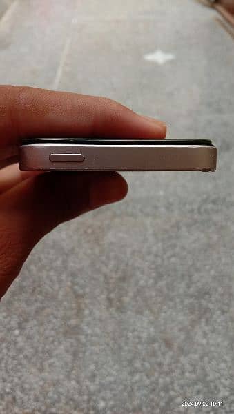 IPhone SE 32GB  grey colour 5