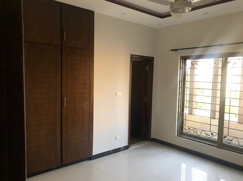 1 KANAL DESIGNER LUXURY UPPER PORTION AVAILABLE with SEPARATE GATE 14