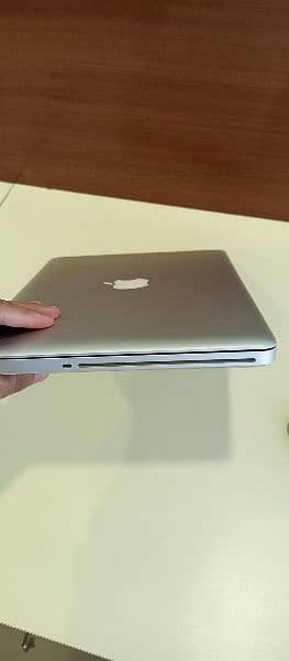 One Hand use Apple Macbook Pro 13 Inch Mid 2012
8GB RAM, 512GB SSD 6