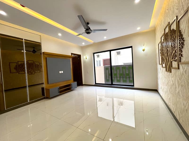 "Modern Comfort: 20 Marla 5 Bed Home in DHA Phase 7 Block Q" 3