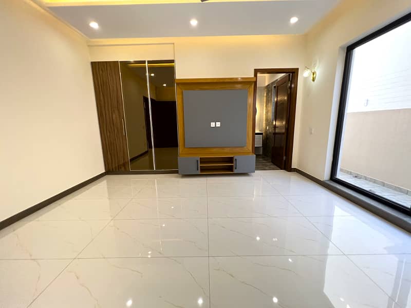 "Modern Comfort: 20 Marla 5 Bed Home in DHA Phase 7 Block Q" 5