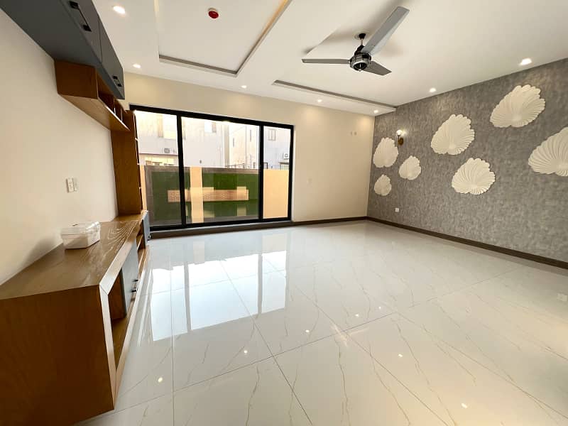 "Modern Comfort: 20 Marla 5 Bed Home in DHA Phase 7 Block Q" 7