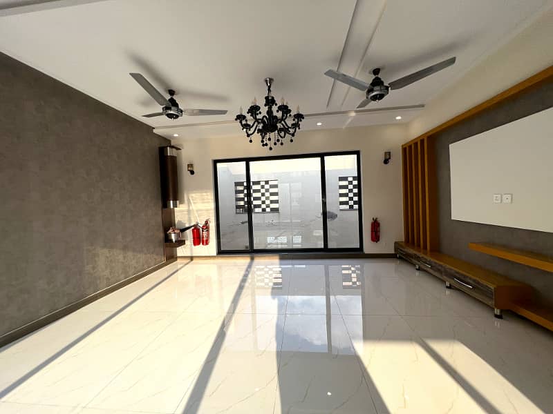 "Modern Comfort: 20 Marla 5 Bed Home in DHA Phase 7 Block Q" 15