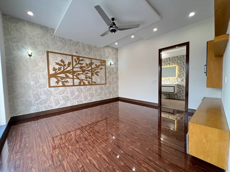 "Modern Comfort: 20 Marla 5 Bed Home in DHA Phase 7 Block Q" 16