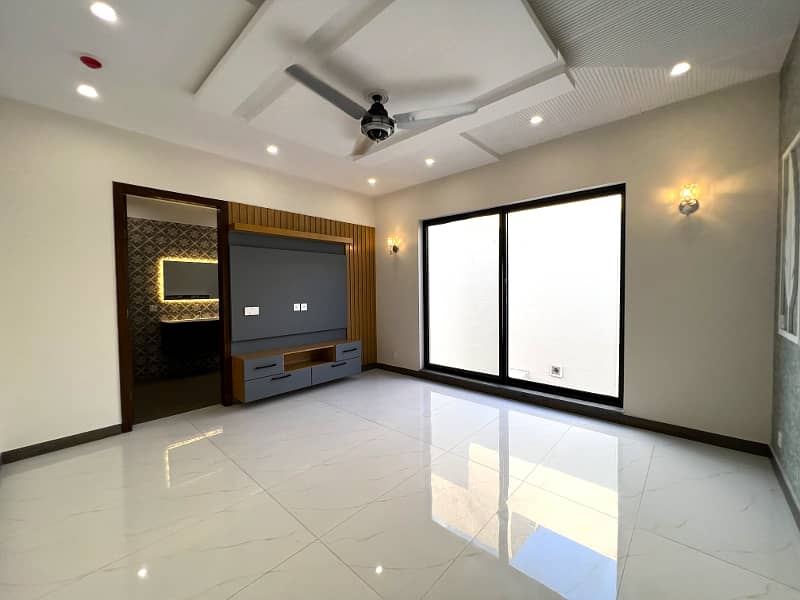 "Modern Comfort: 20 Marla 5 Bed Home in DHA Phase 7 Block Q" 19