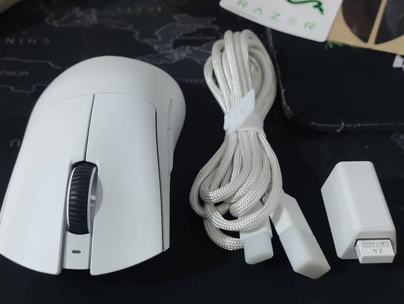 Razer DeathAdder V3 Pro White (Open Box) Wireless RGB Gaming Mouse 3