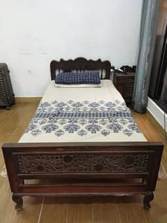 2 single beds with 2 side tables