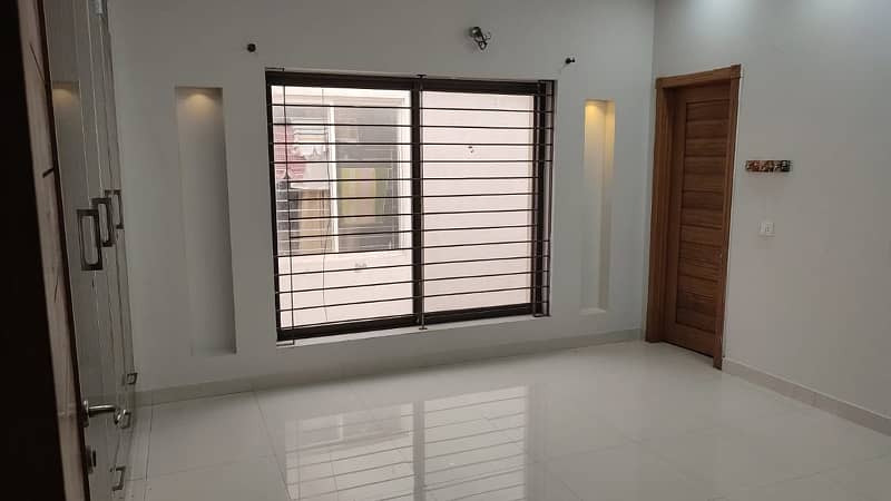 10 Marla Upper Portion 3 Bed Available For Rent In Awais Qarni Block, Bahria Town Lahore. 0