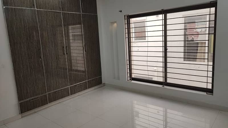 10 Marla Upper Portion 3 Bed Available For Rent In Awais Qarni Block, Bahria Town Lahore. 5