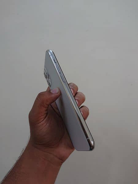 iphone 11 pro 512gb PTA approved 10/10 condition 3