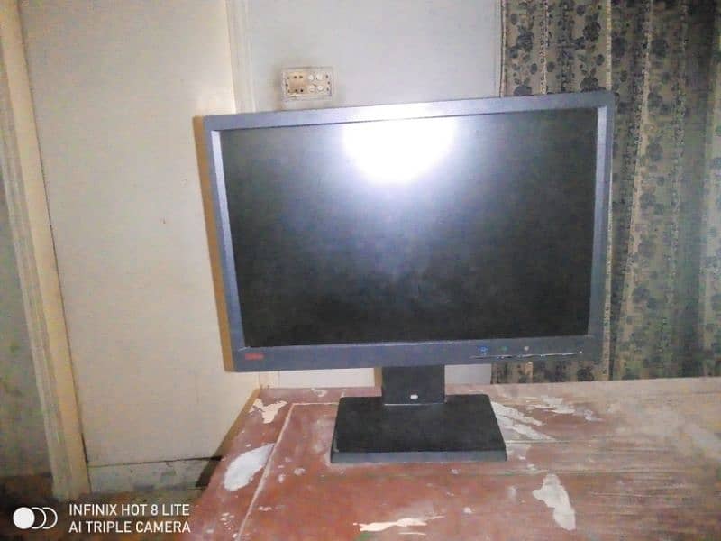 Lenovo monitor adjustable with vji and DB port 60hz display 1