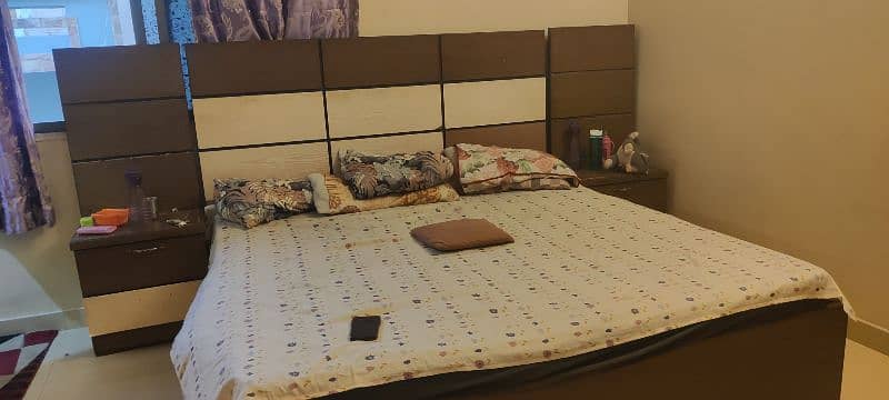 bed in good condition with 2 side tables n bed has two drawers inside 0