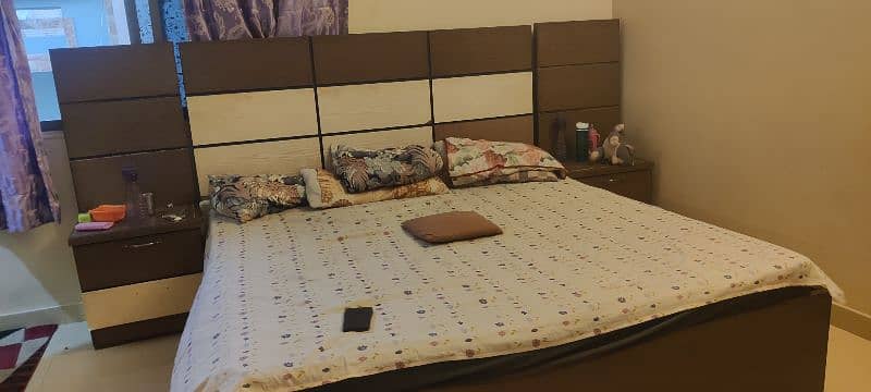 bed in good condition with 2 side tables n bed has two drawers inside 1