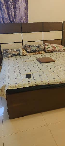 bed in good condition with 2 side tables n bed has two drawers inside 2