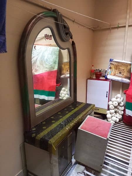 dressing table very good condition 3