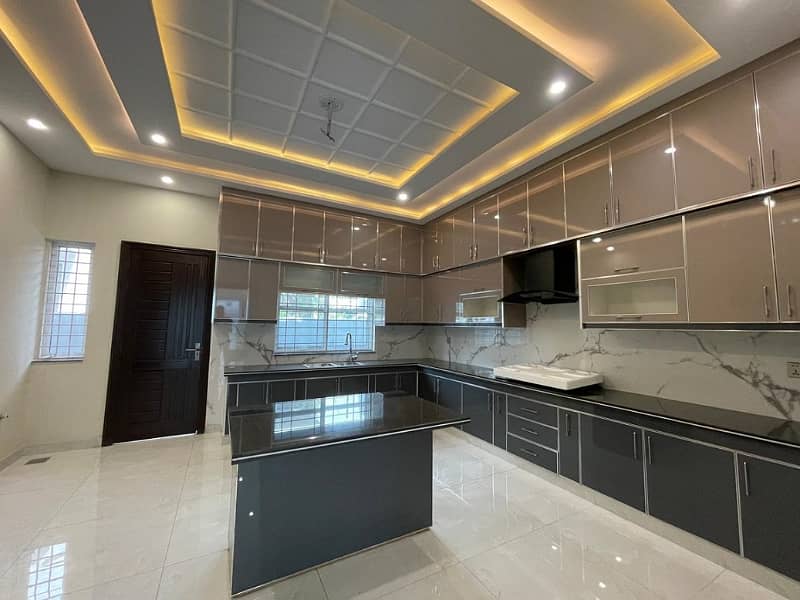 01 KANAL LIKE NEW UPPER PORTION AVAILEBAL FOR RENT IN BAHRIA TOWN LAHORE 3