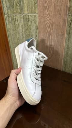 white sneakers shoes size: UK 8 0