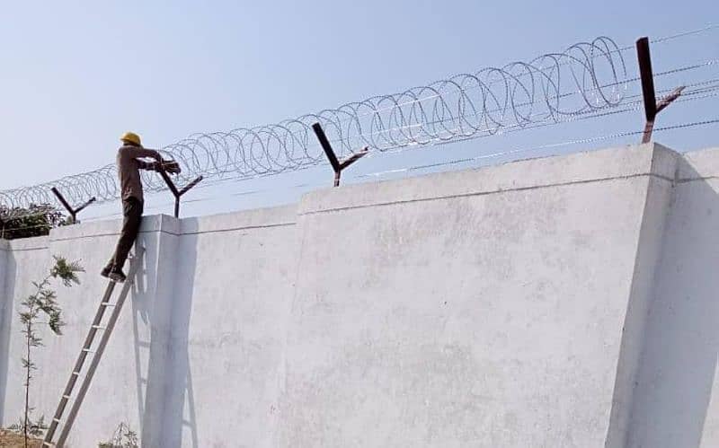 Razor Wire Barbed Wire Chain Link Fence Pole Jali Welded mesh 3