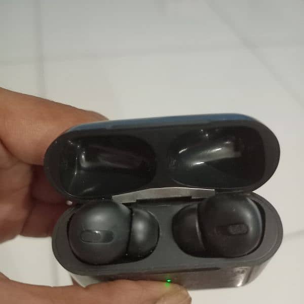 AIRPORD 2 EARBUDS SLIGHTLY USED 2