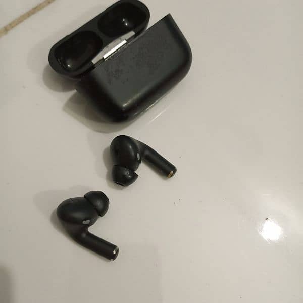 AIRPORD 2 EARBUDS SLIGHTLY USED 3