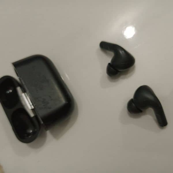 AIRPORD 2 EARBUDS SLIGHTLY USED 8