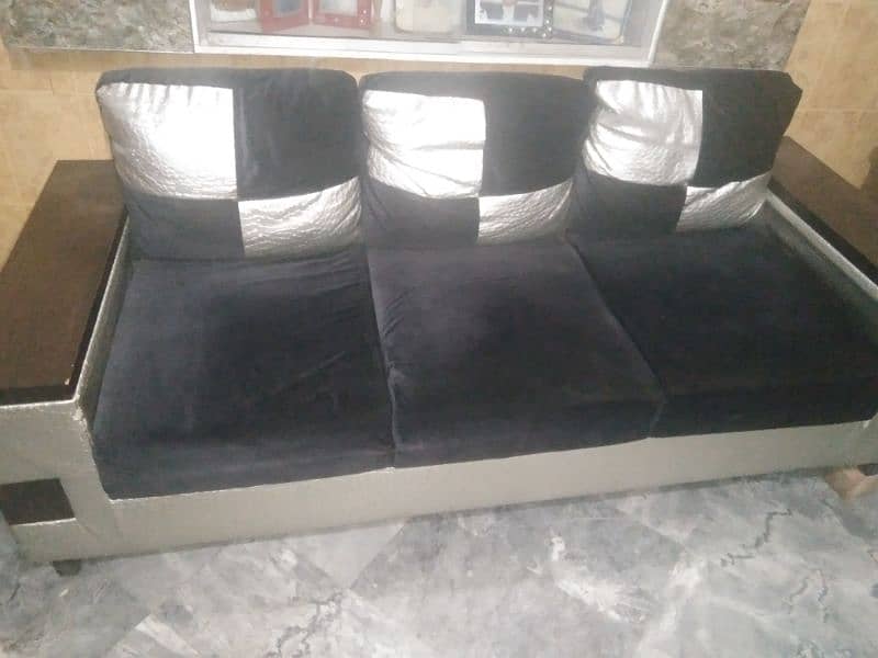 urgently sale sofa set 2