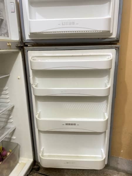 FRIDGE 2 DOOR FRIDGE FOR SALE RESONABLE PRICE 1