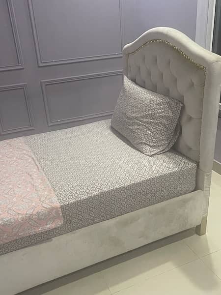 single bed velvety fabric - off white Colour with one side table 3