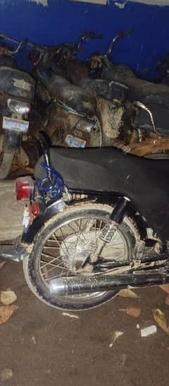 new condition bike hy koi kam ni 1st owner hy card bana hy