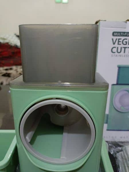 Imported vegetable cutter with steenless steel blades 3