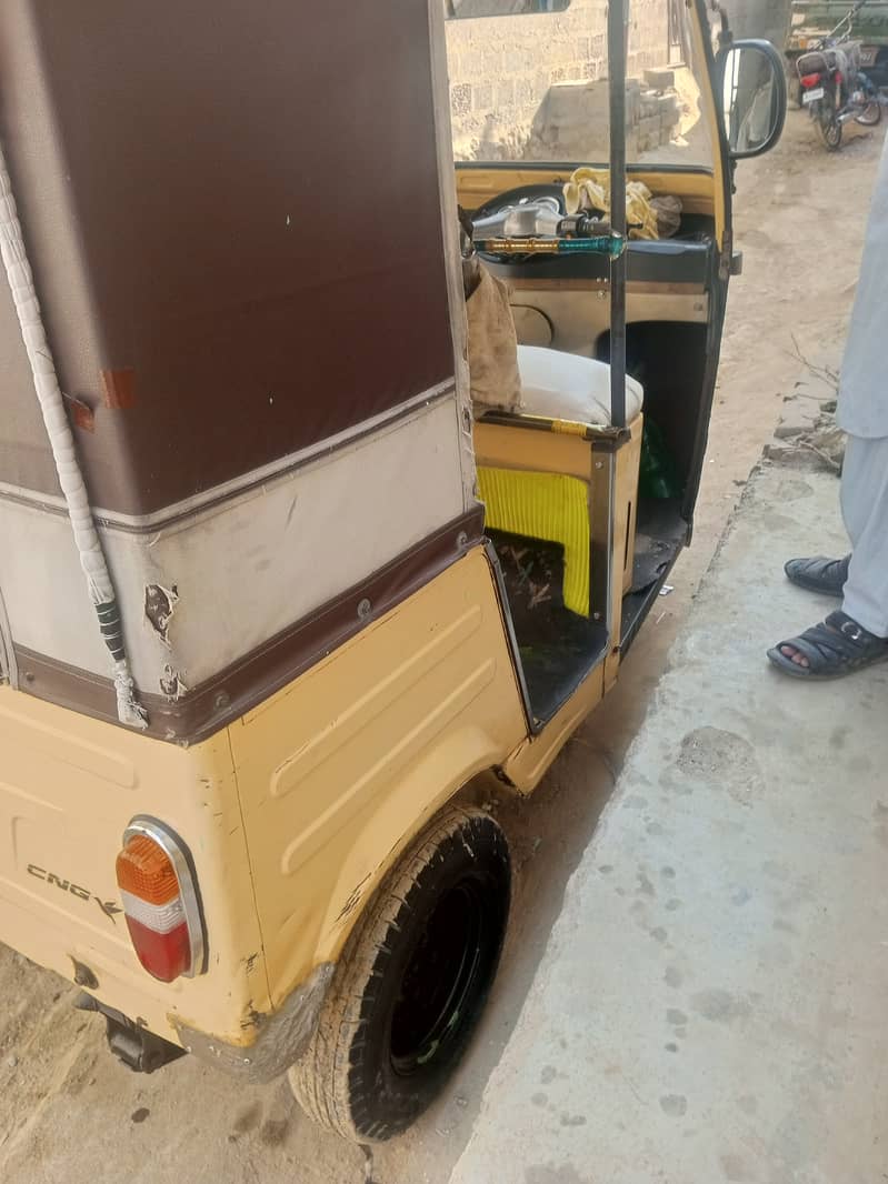 urgent selling my  sazgar rickshaw 2016 model 4