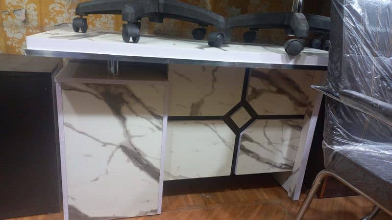 VIP Office executive table available h. cash on delivery k sath. 15