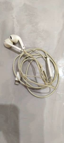 Apple Earphones.   (Original) 0