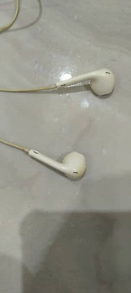 Apple Earphones.   (Original) 1