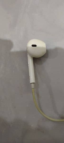 Apple Earphones.   (Original) 4