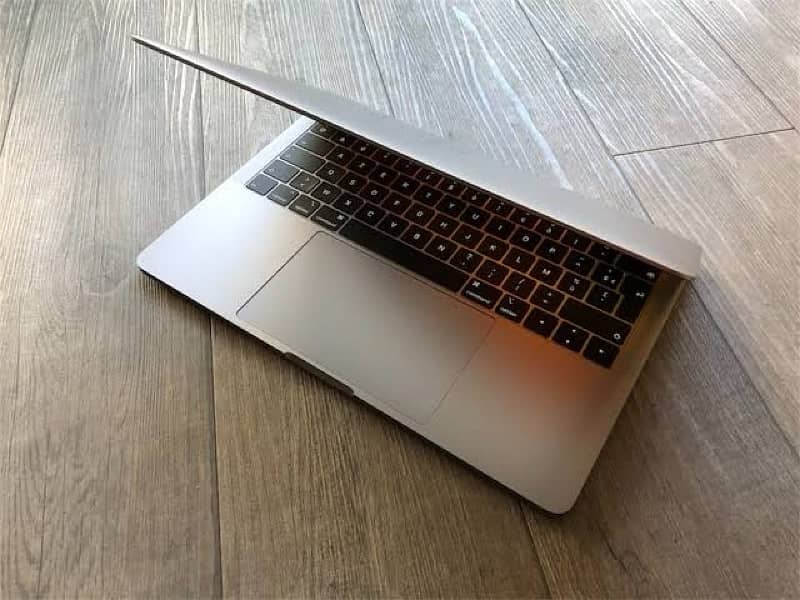 macbook air mid early 2015 10/10 with 3 hours plus battery time 1