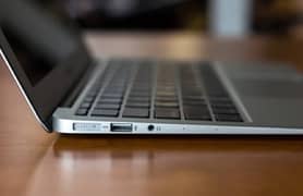macbook air early 2015 10/10 with 3 hours plus battery time